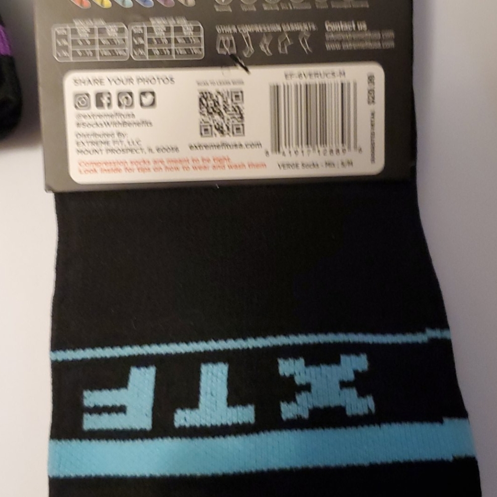 ULTRA V-STRIPED COMPRESSION SOCKS - Picture 4 of 7